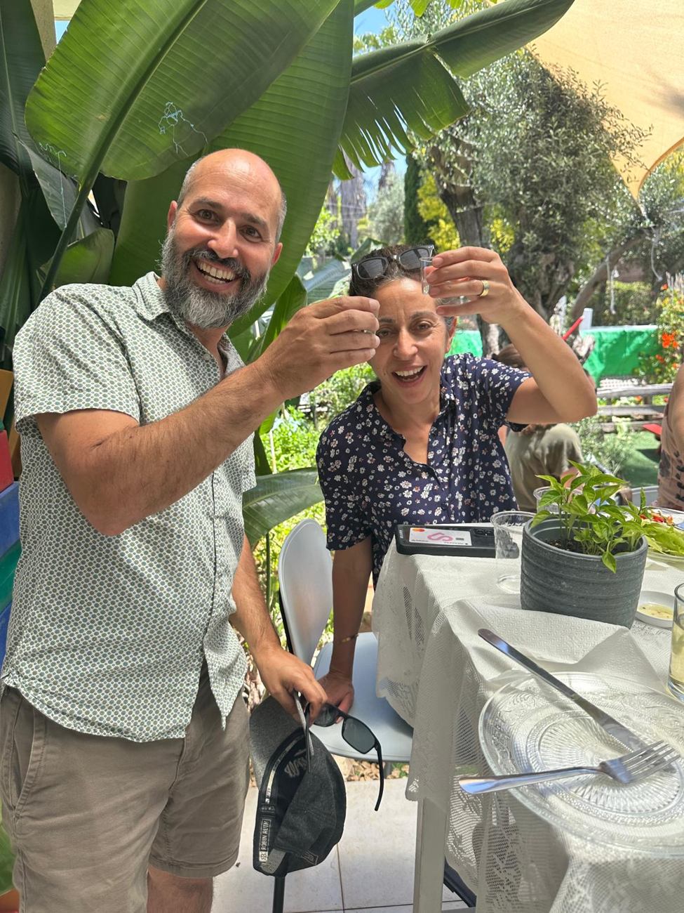 אלדד ואורחת בחצר