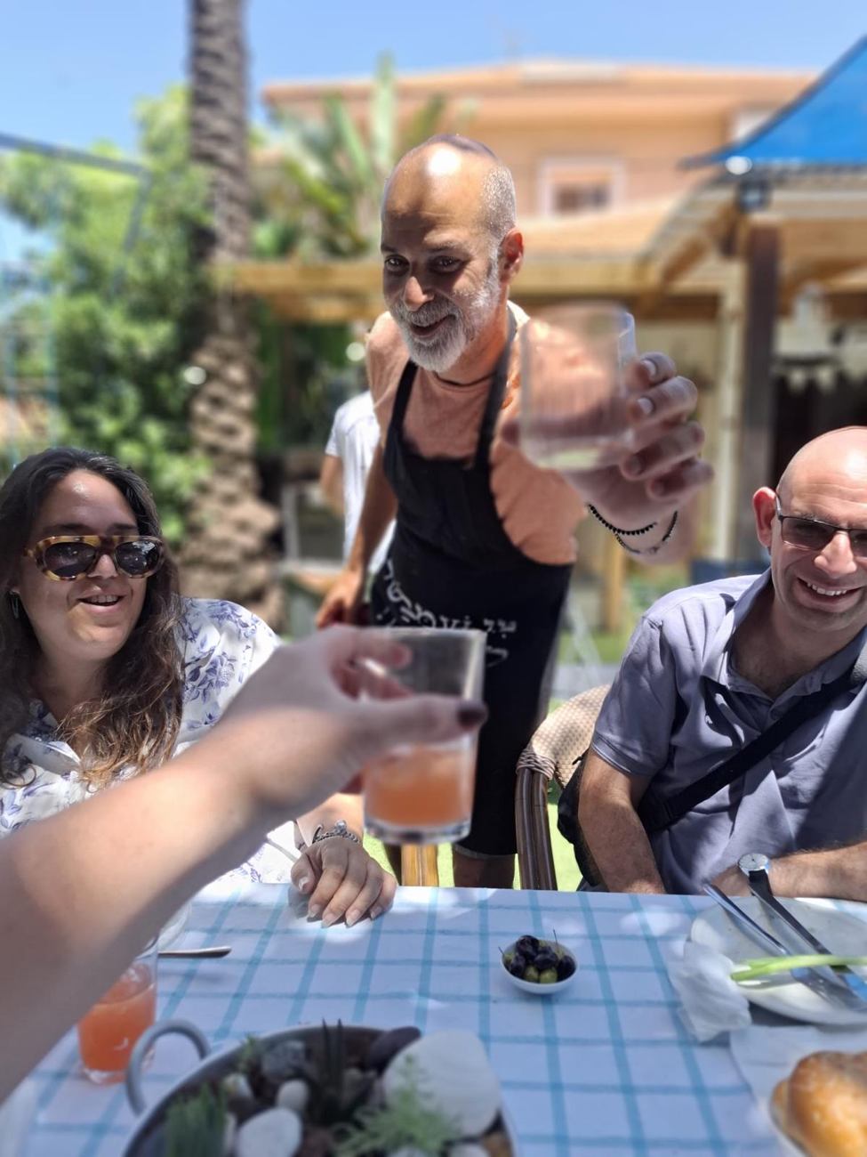אורחים נהנים מארוחה בחוץ