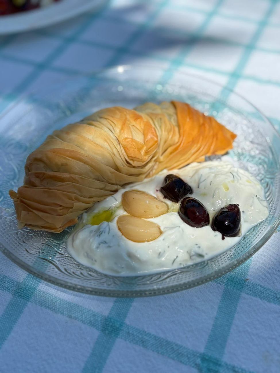 מאפה זהוב עם תוספות